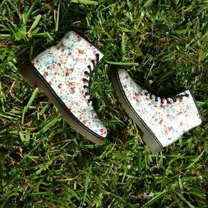 RARE! Dr. Martens Boots 5